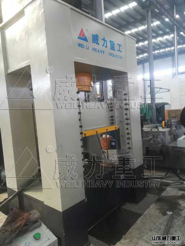 客戶車間調(diào)試快速油壓機(jī)500噸萬(wàn)向節(jié)鍛造油壓機(jī)